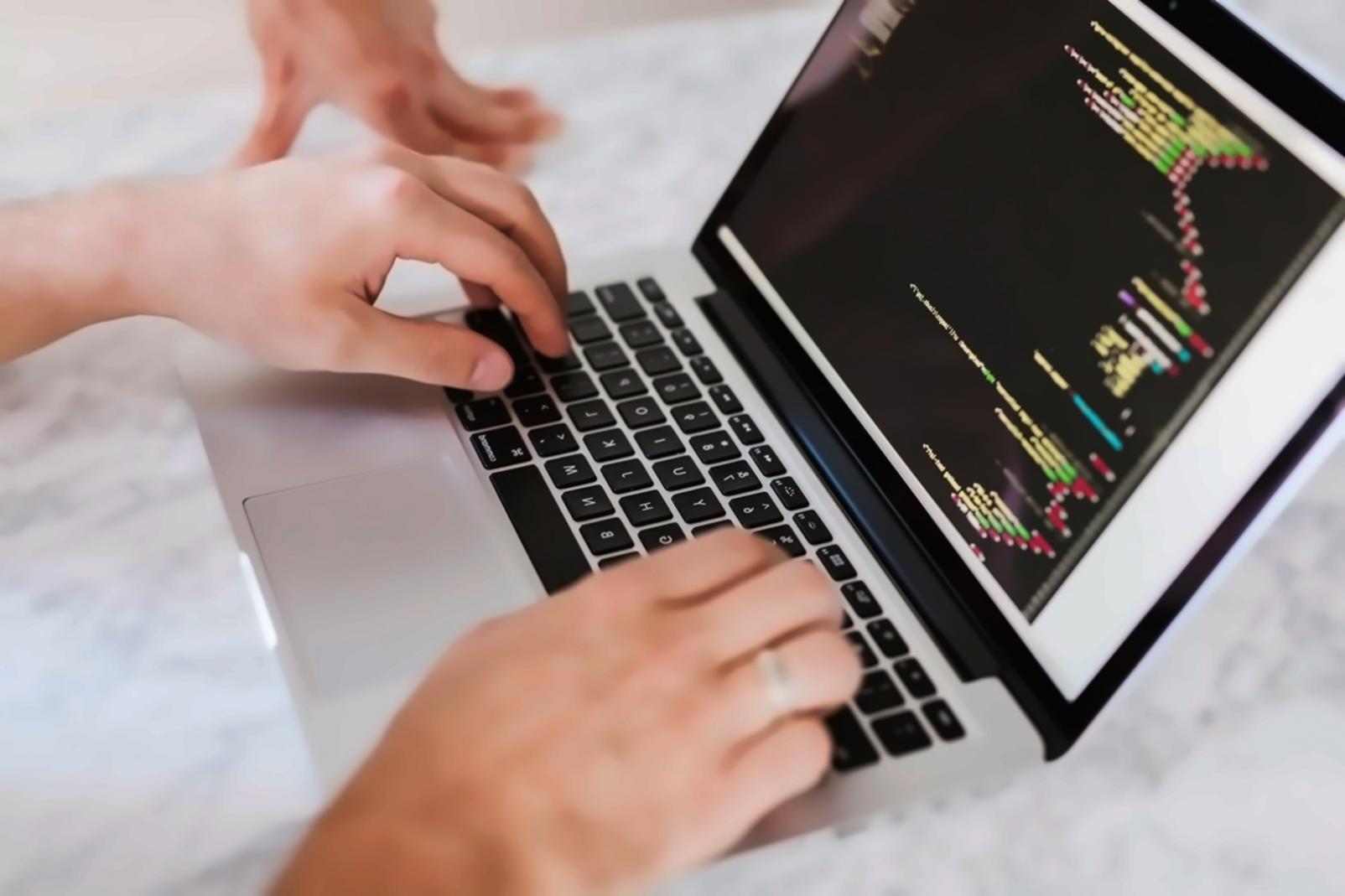 Analyse de données financières sur écran avec graphiques